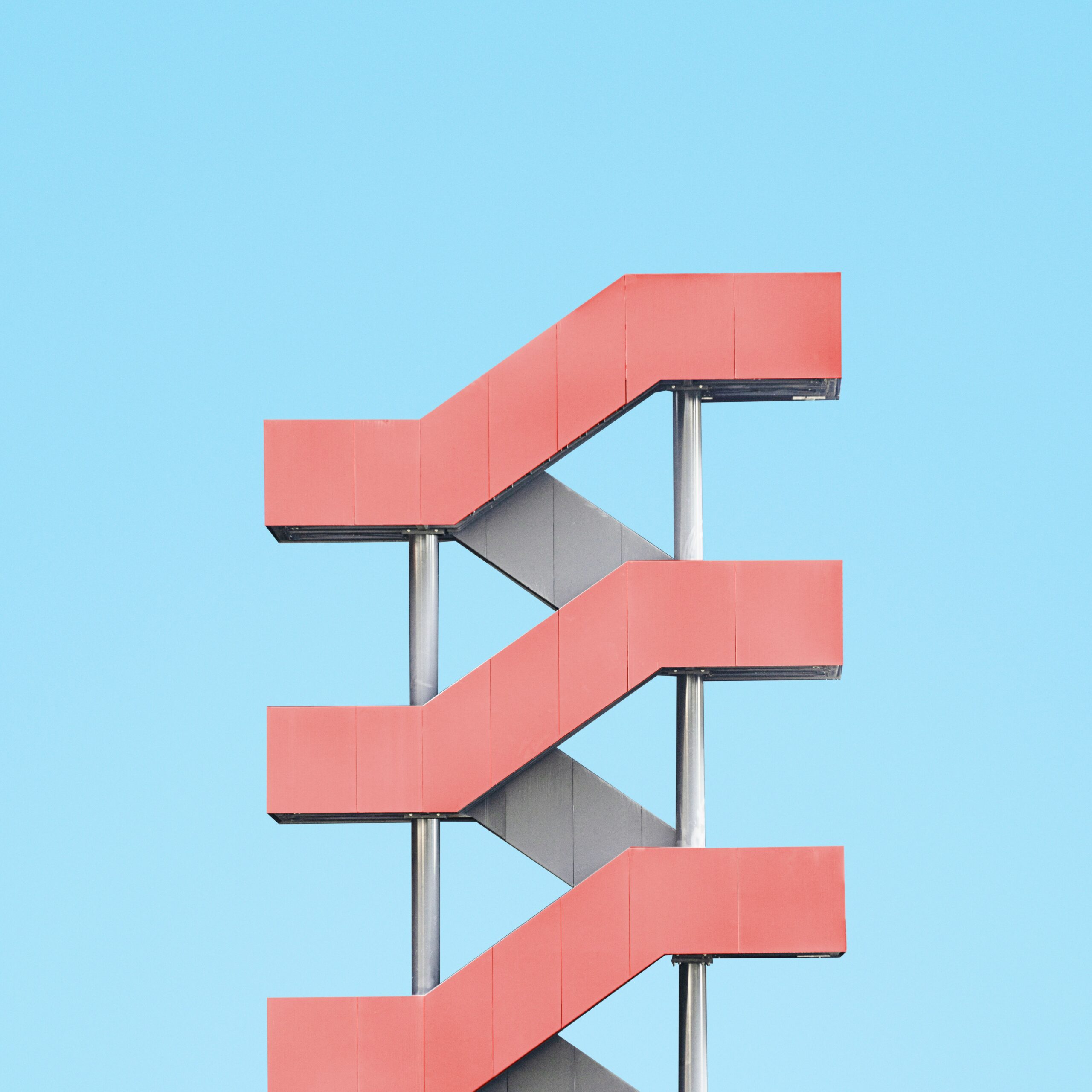 Rote Treppe vor blauem Hintergrund