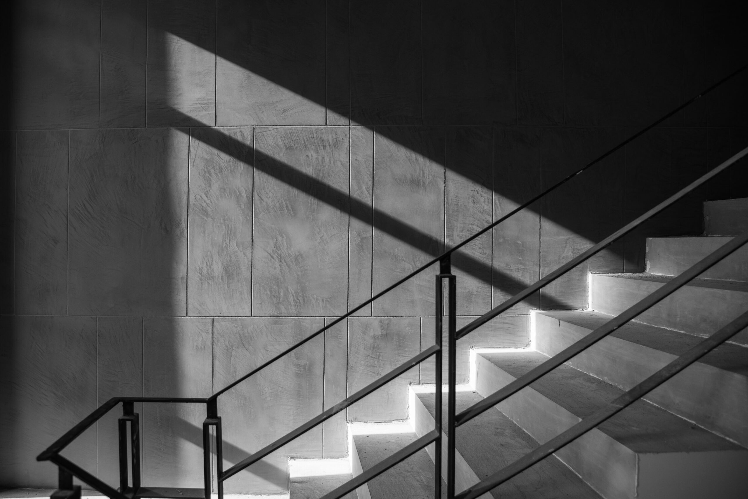 Eine Treppe die von links unten nach rechts oben führt in schwarz-weiß