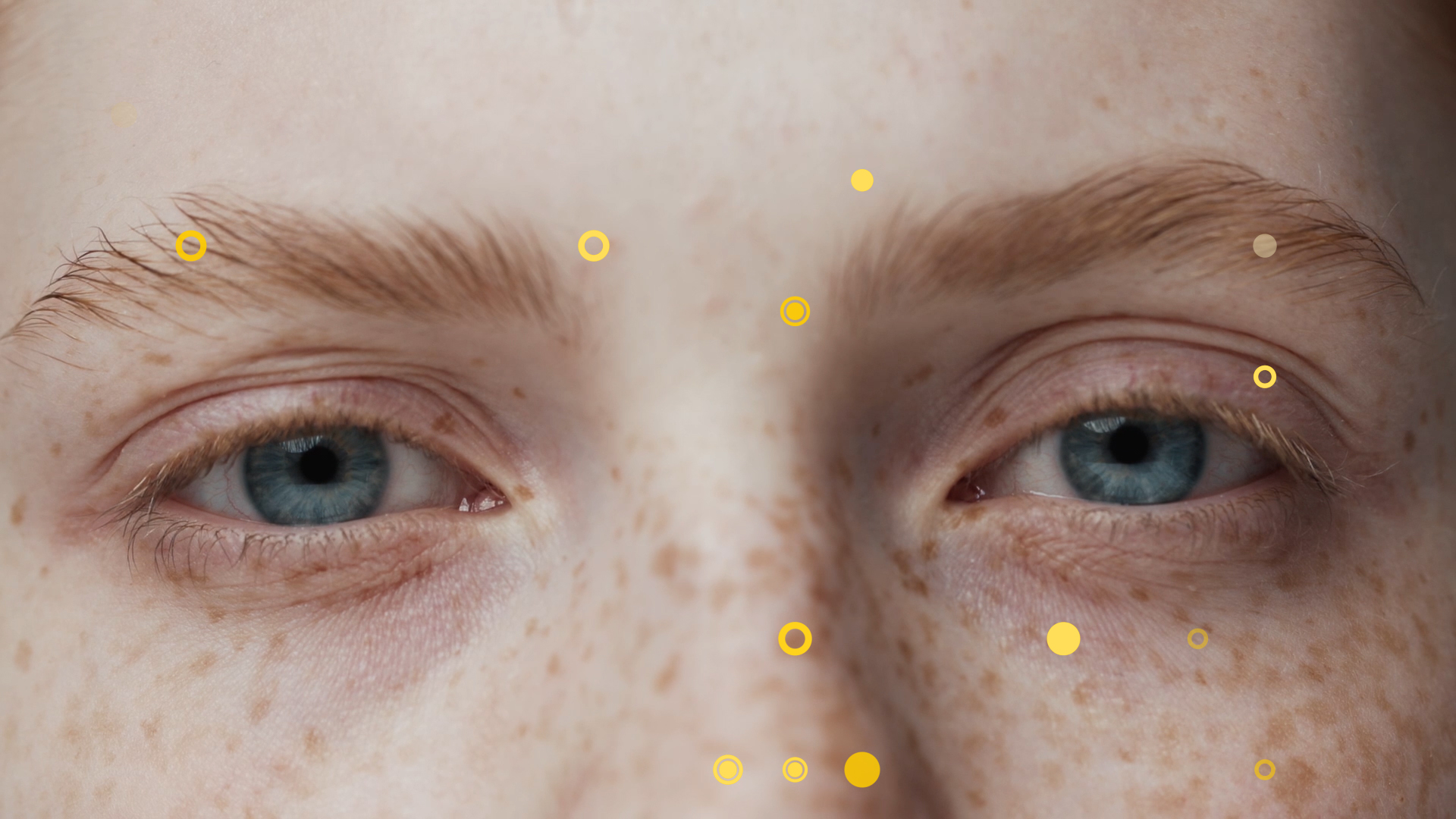Nahaufnahme von weiblichen blauen Augen mit rötlichen Augenbrauen