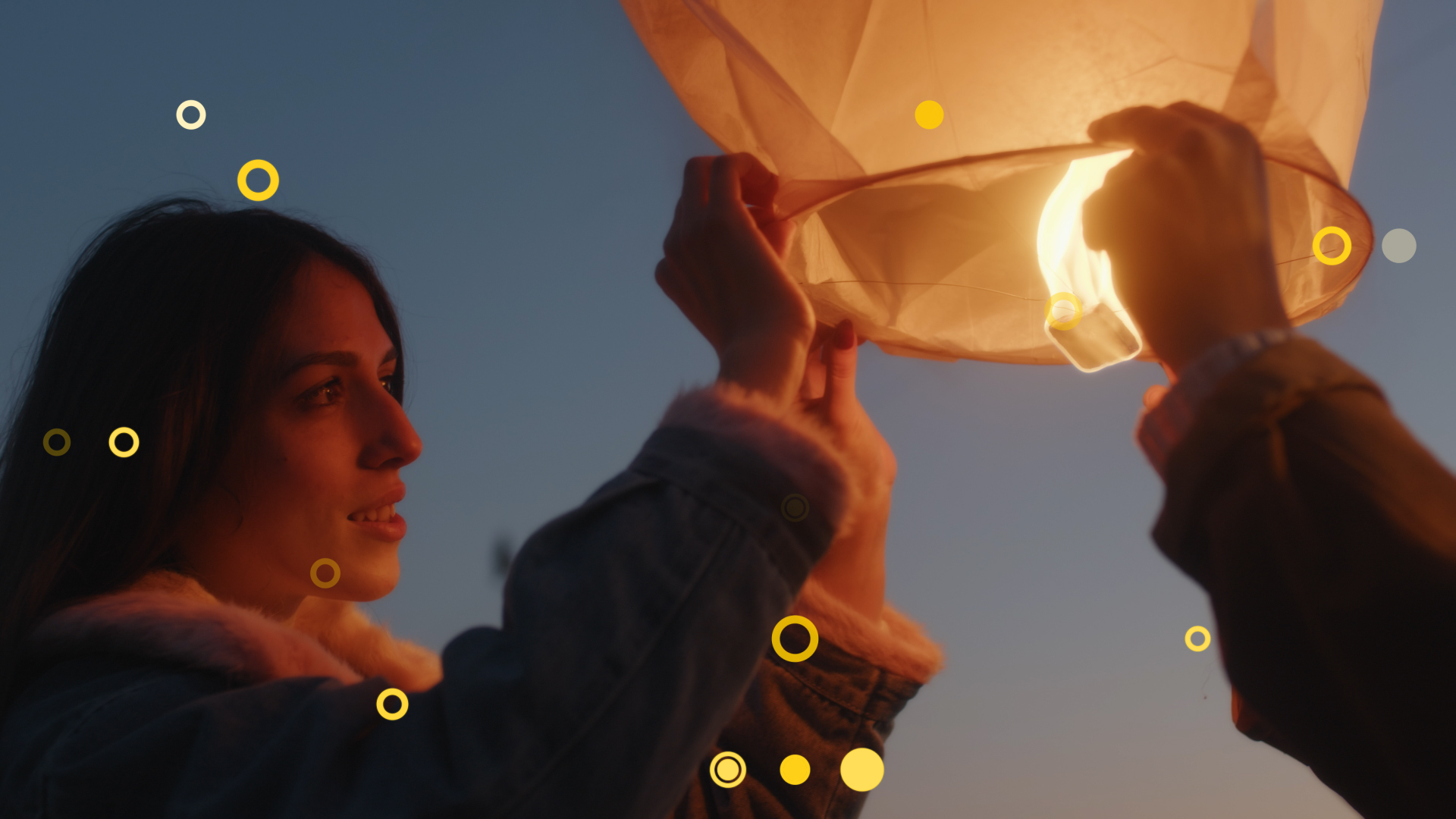Zwei Menschen lassen einen Lampion steigen